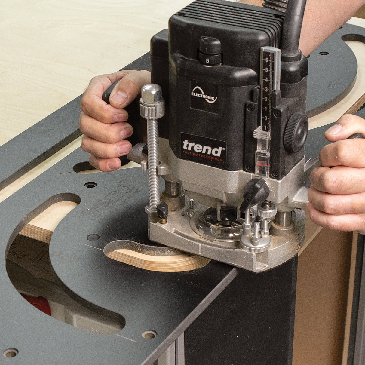 Trend Aperture Worktop Radius Jig for Plunge Routers